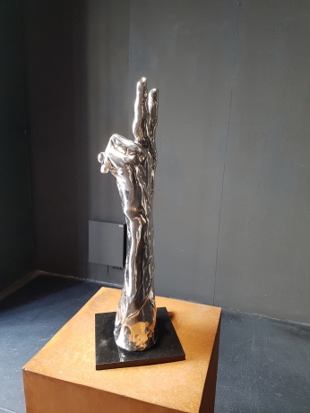 la-vita-e-bella-hand-bronze-sculpture-moman